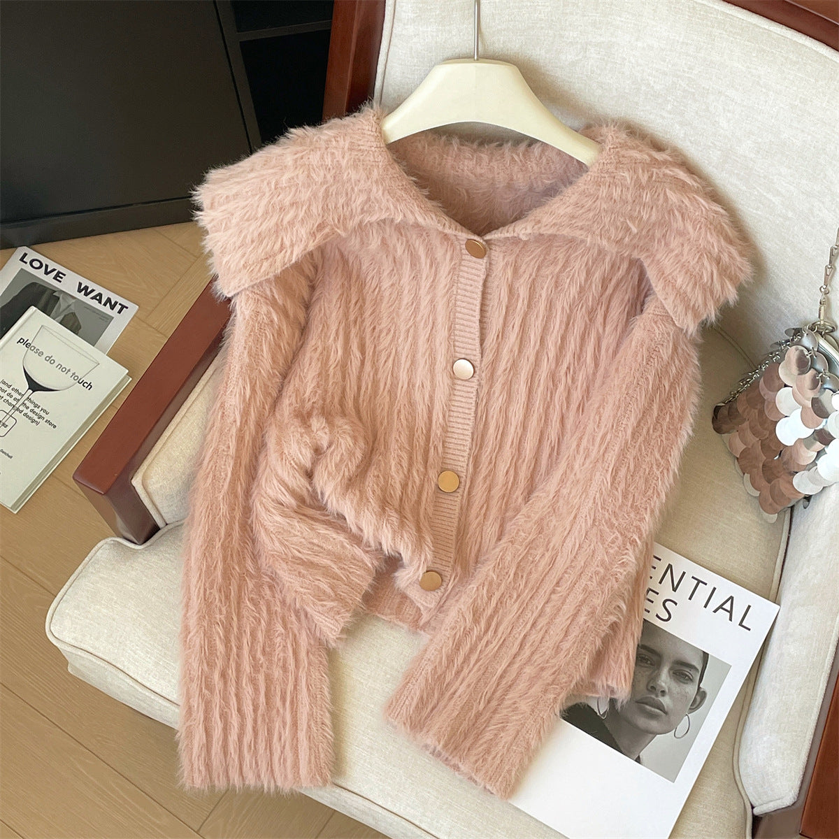 Damen Flauschige Strickjacke mit breitem Kragen und Knopfleiste ModeGeist