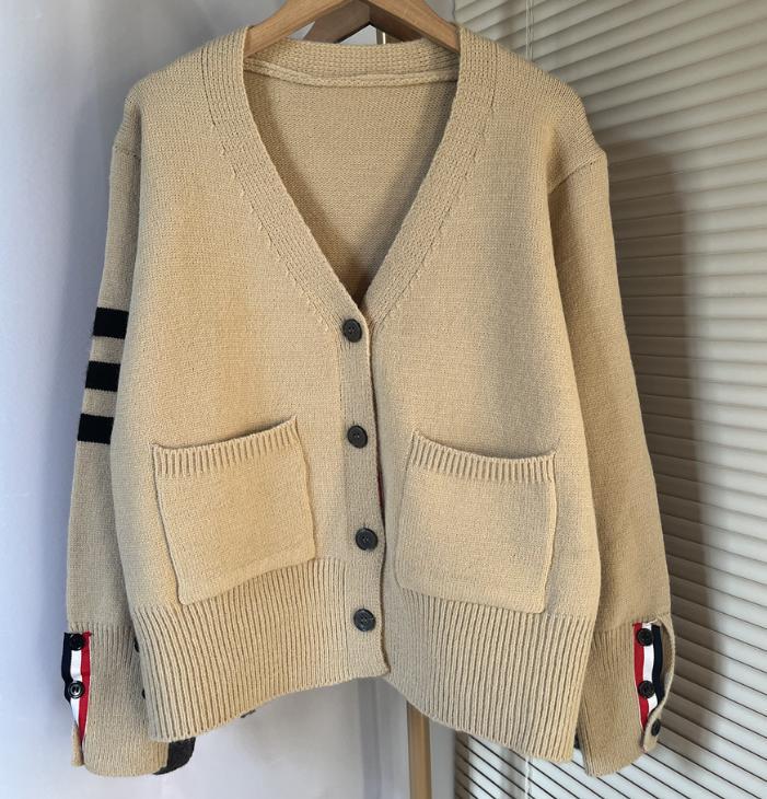 Damen Strickjacke mit hohen Taschen und grafischen Akzenten ModeGeist