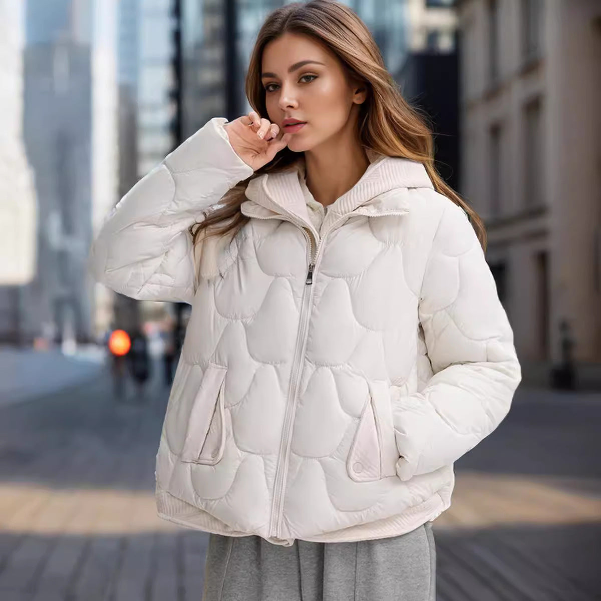 Damen modische gepolsterte Jacke mit abnehmbarer Kapuze und praktischen Taschen ModeGeist