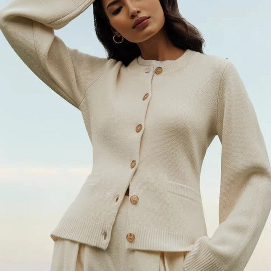 ModeGeist | Stylische Strickjacke mit Knöpfen