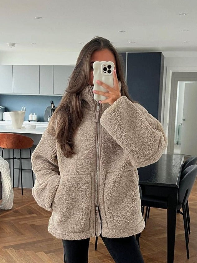 Damen Fleecejacke mit hohem Kragen und praktischen Taschen ModeGeist
