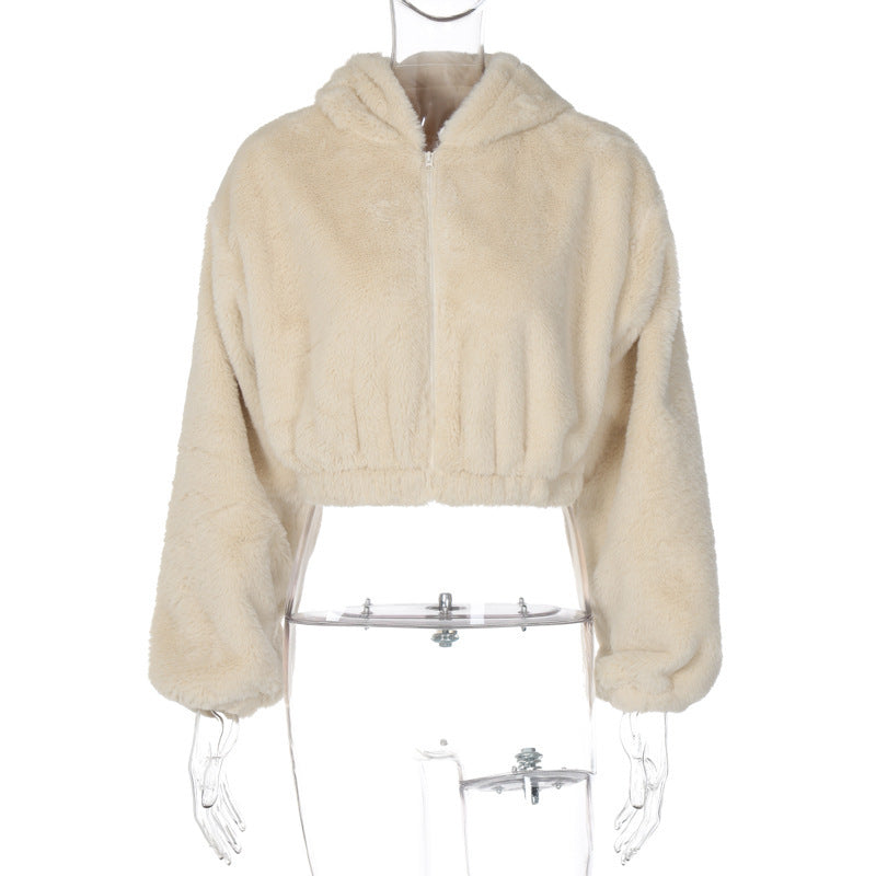 Kurze, flauschige Damenjacke im urbanen Style mit Kapuze und Bündchen von MODEGEIST