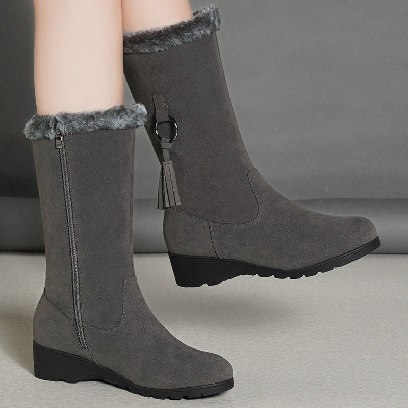 ModeGeist | Stiefel - Wildlederähnlich - Wadenhöhe - Niedriger Keilabsatz - Quasten-Detail