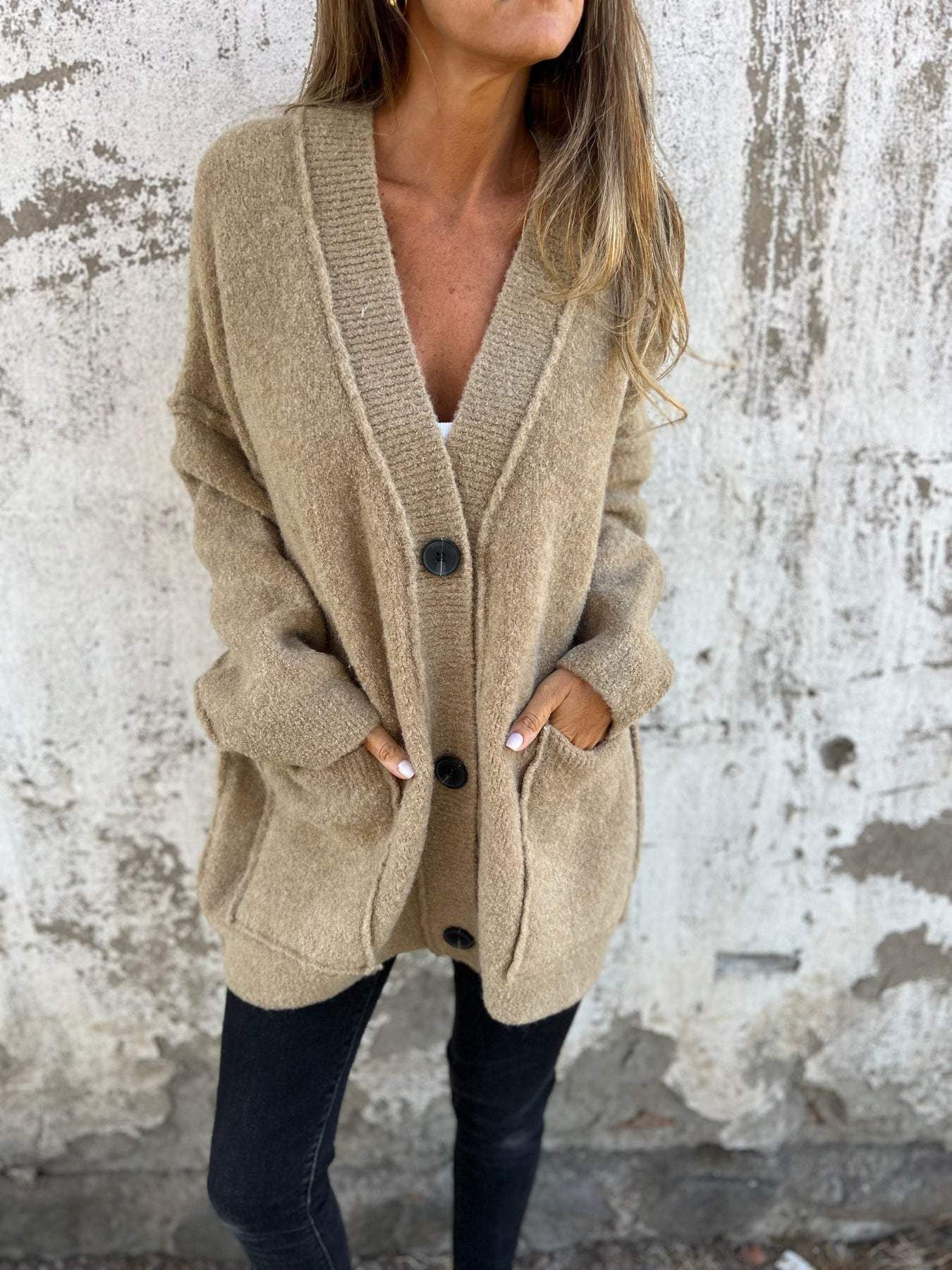 Damen kuschelige Strickjacke mit großen Taschen und Knopfdetails ModeGeist