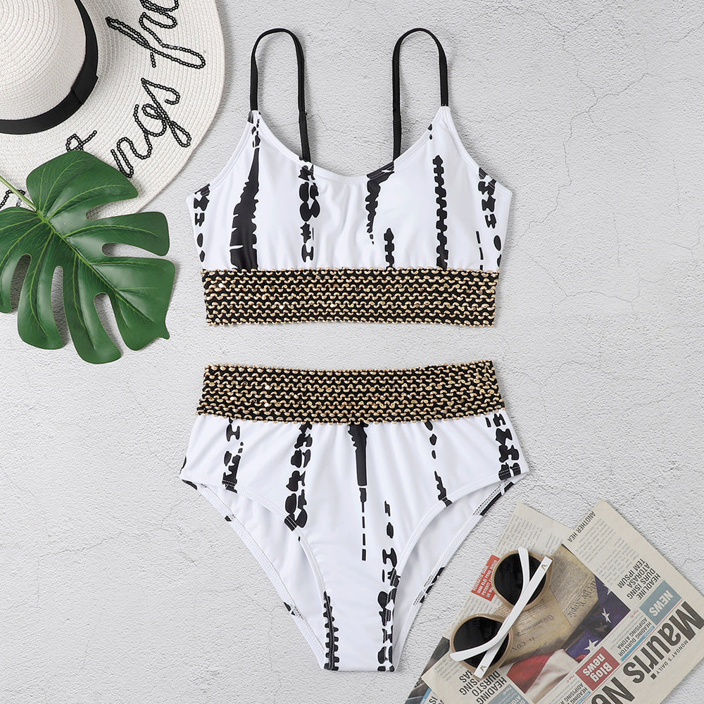 Bikini mit goldenem Detail und hohem Bund, modern designt