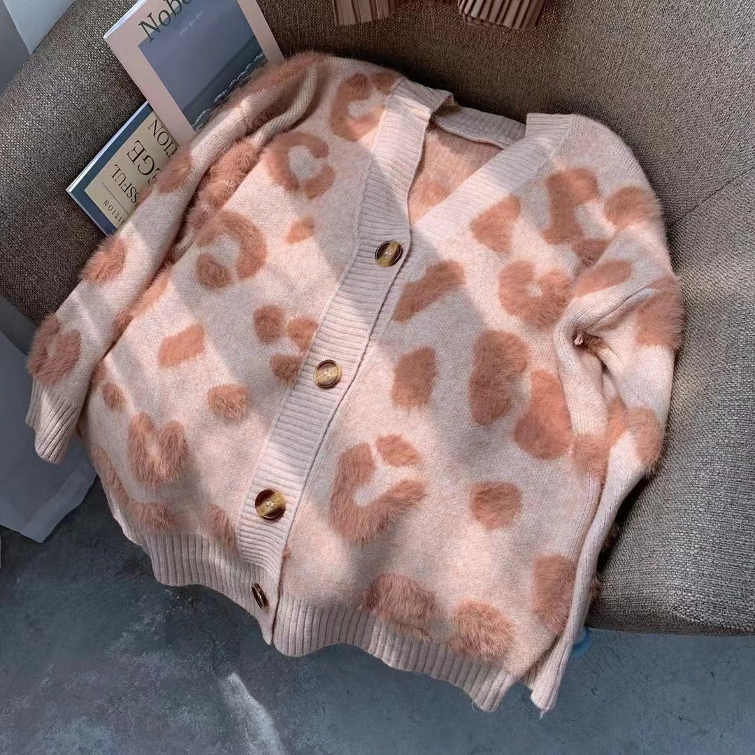 Damen Kuschelige Strickjacke mit herzförmigem Design und Knopfdetail ModeGeist