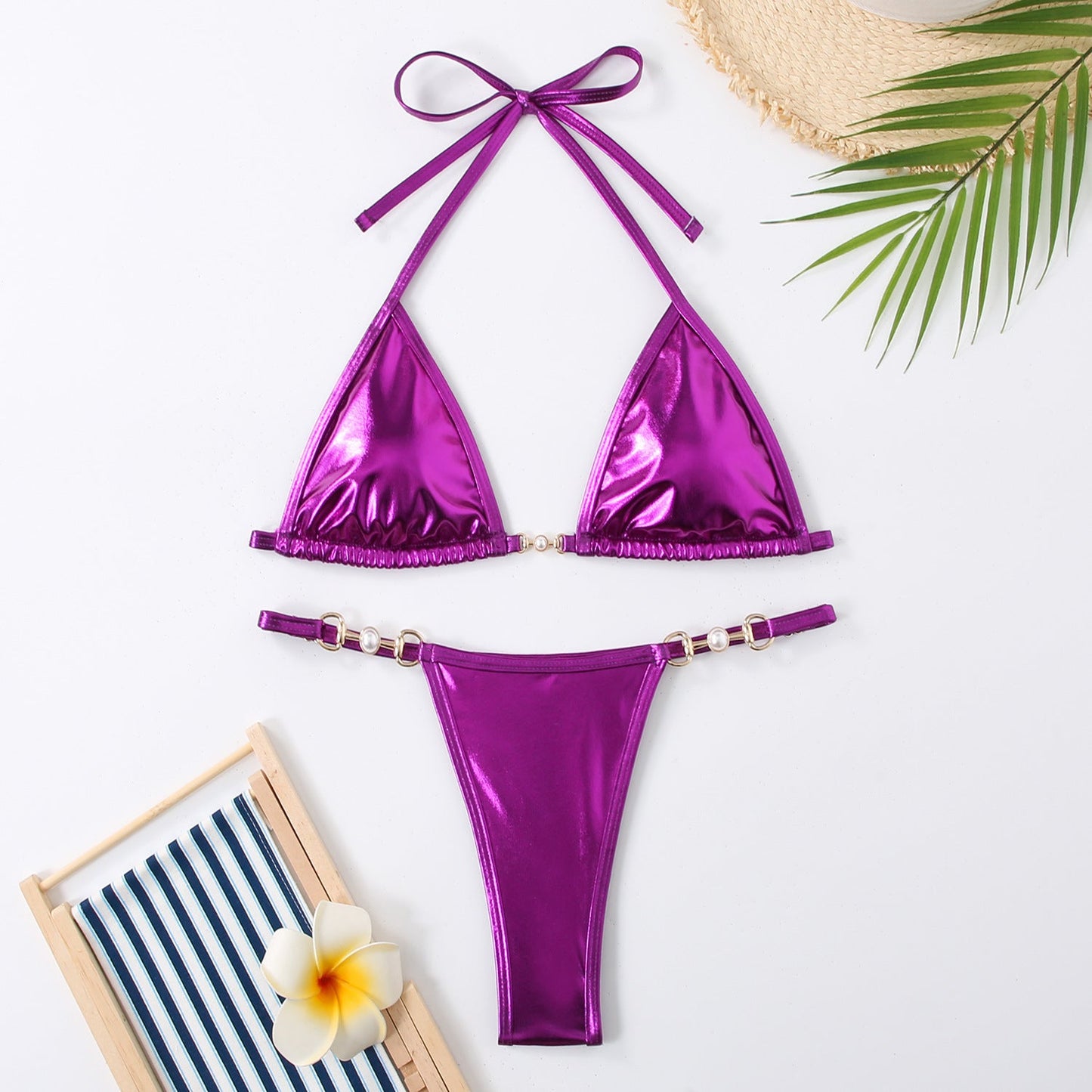 Bikini-Set mit Dreieck-Oberteilen, verstellbaren Trägern und glänzenden Details von MODEGEIST