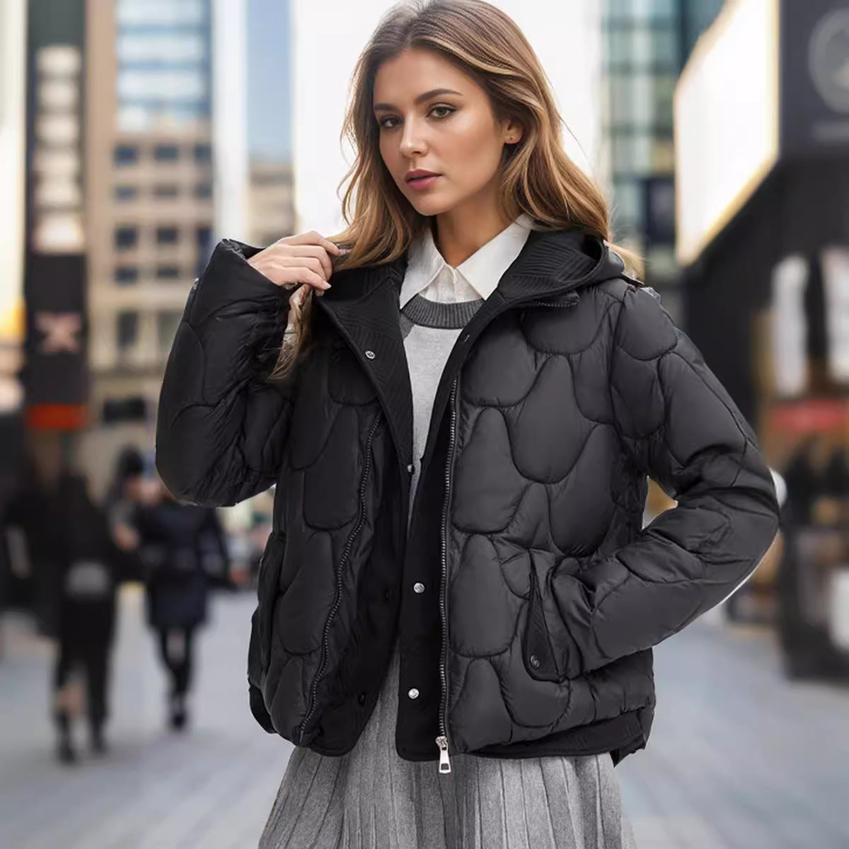 Damen modische gepolsterte Jacke mit abnehmbarer Kapuze und praktischen Taschen ModeGeist