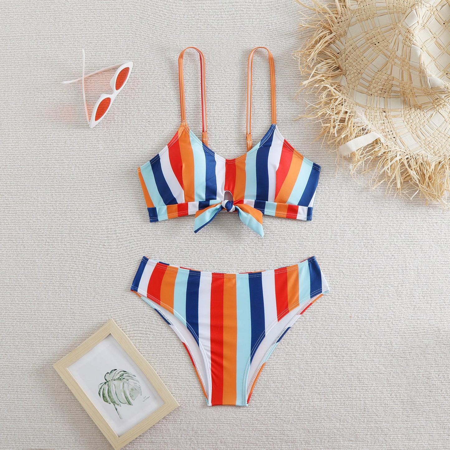 Modischer Damen-Bikini mit hohen Beinausschnitten und Schnürung vorne