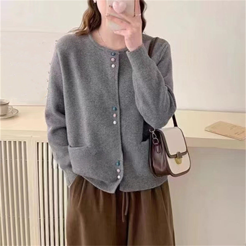 Damen gemütliche Strickjacke mit bunten Knöpfen und praktischen Taschen ModeGeist