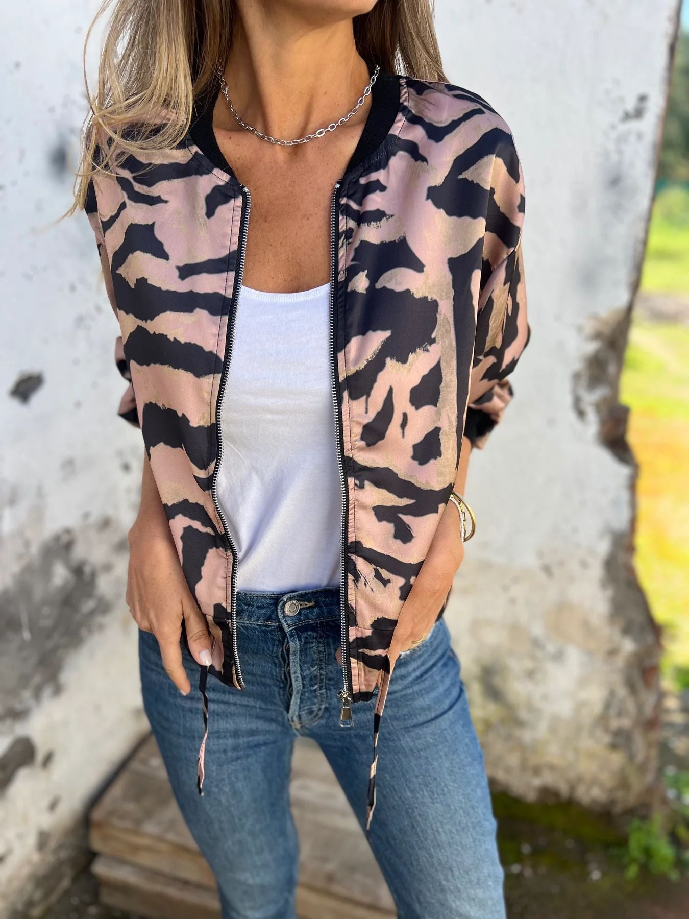 Damen Sportliche Bomberjacke mit trendigem Tiermuster ModeGeist