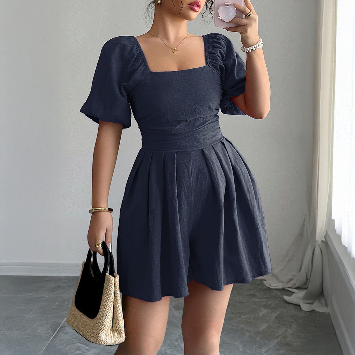 Kurzes, figurbetontes Damenkleid mit Puffärmeln und Gürtel – MODEGEIST