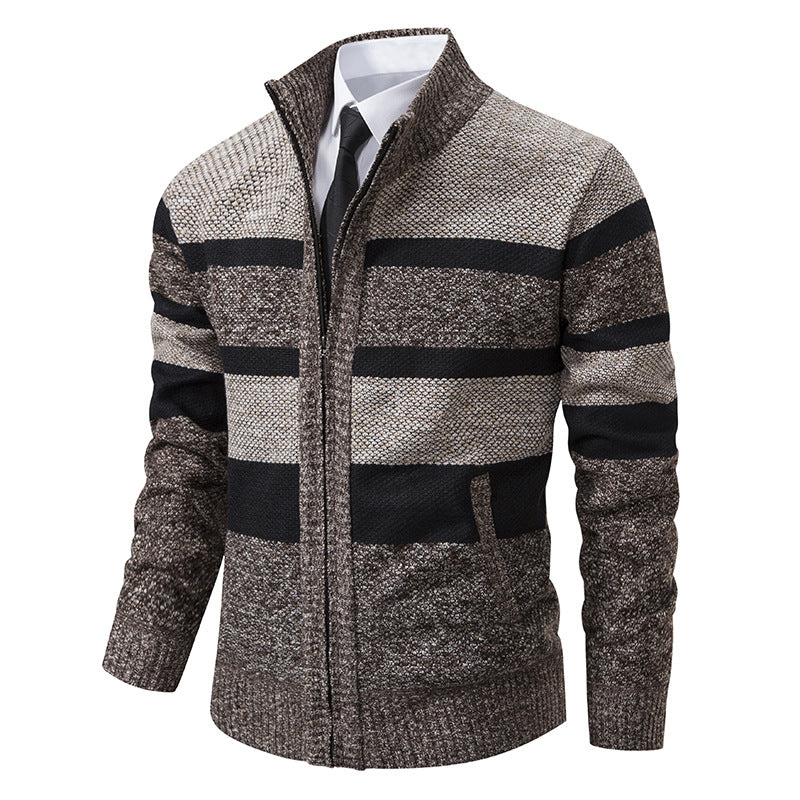 Herren Strickjacke mit Stehkragen und modernem Streifenmuster ModeGeist