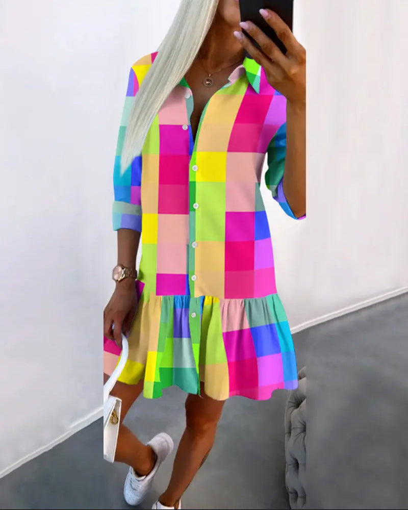 Modisches Hemdblusenkleid mit weitem Rüschen-Saum