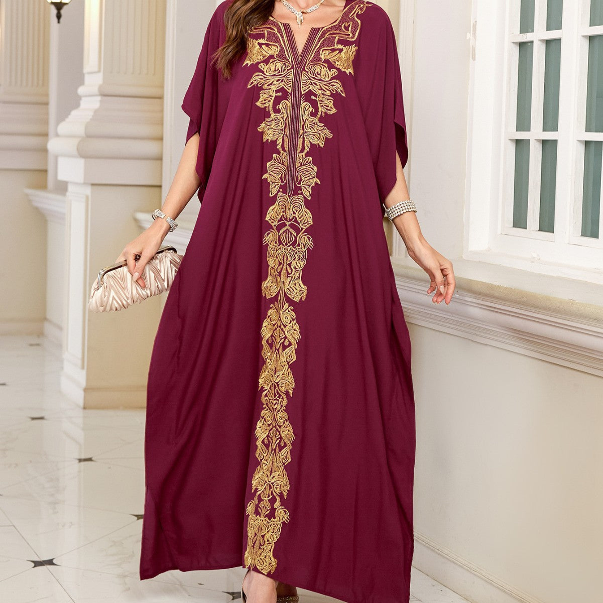 Eleganter Damen-Kaftan mit goldener Stickerei und raffiniertem Schnitt von MODEGEIST
 - MODEGEIST