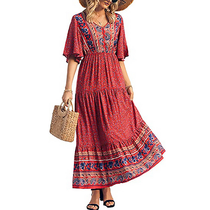 Langes Damenkleid mit fließendem Schnitt und buntem Muster von MODEGEIST