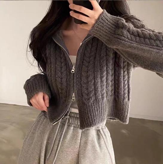 Damen modische Strickjacke mit strukturiertem Zopfmuster und kurzem Schnitt ModeGeist