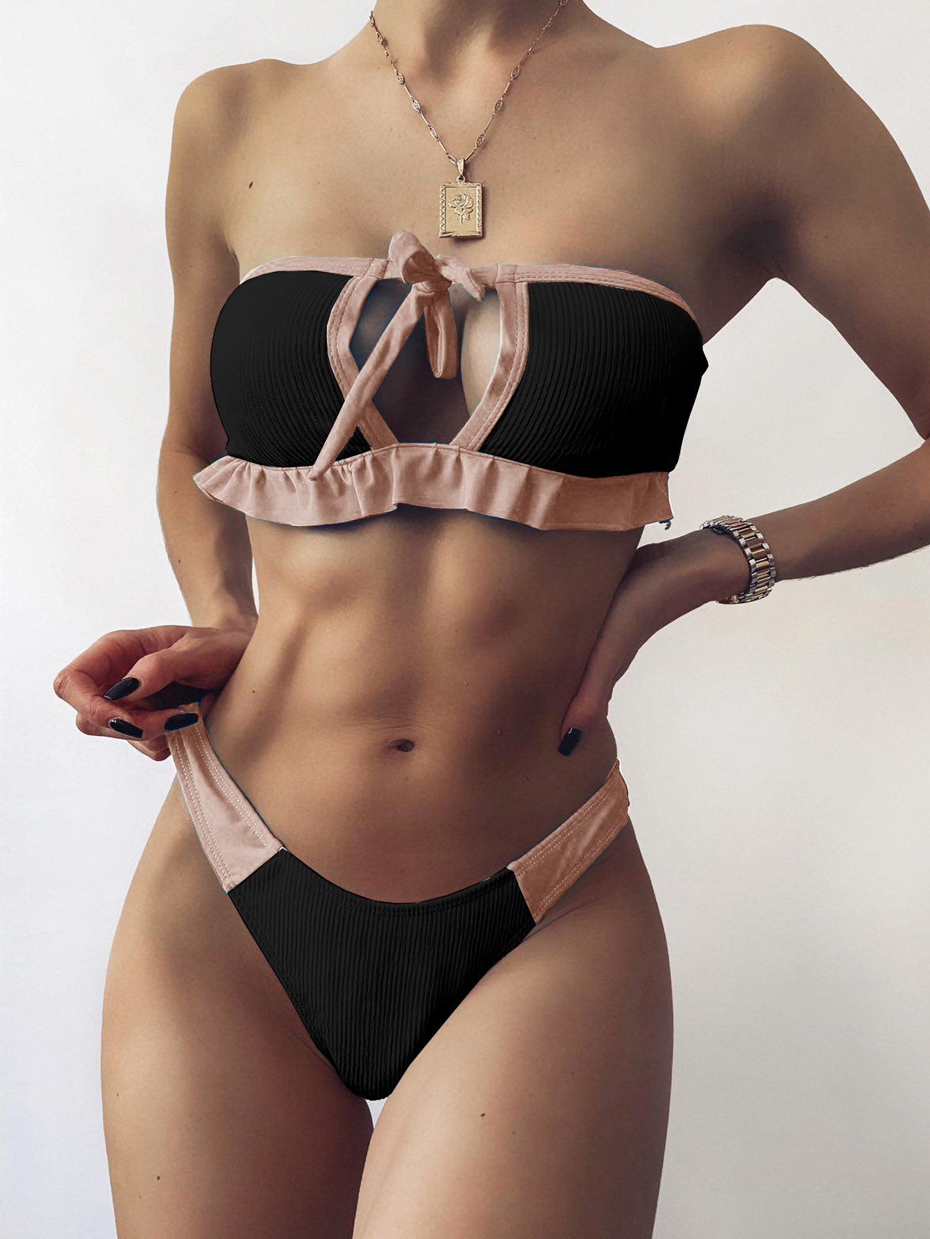 Modischer Damen-Bandeau-Bikini mit Rüschen und raffinierter Schnürung