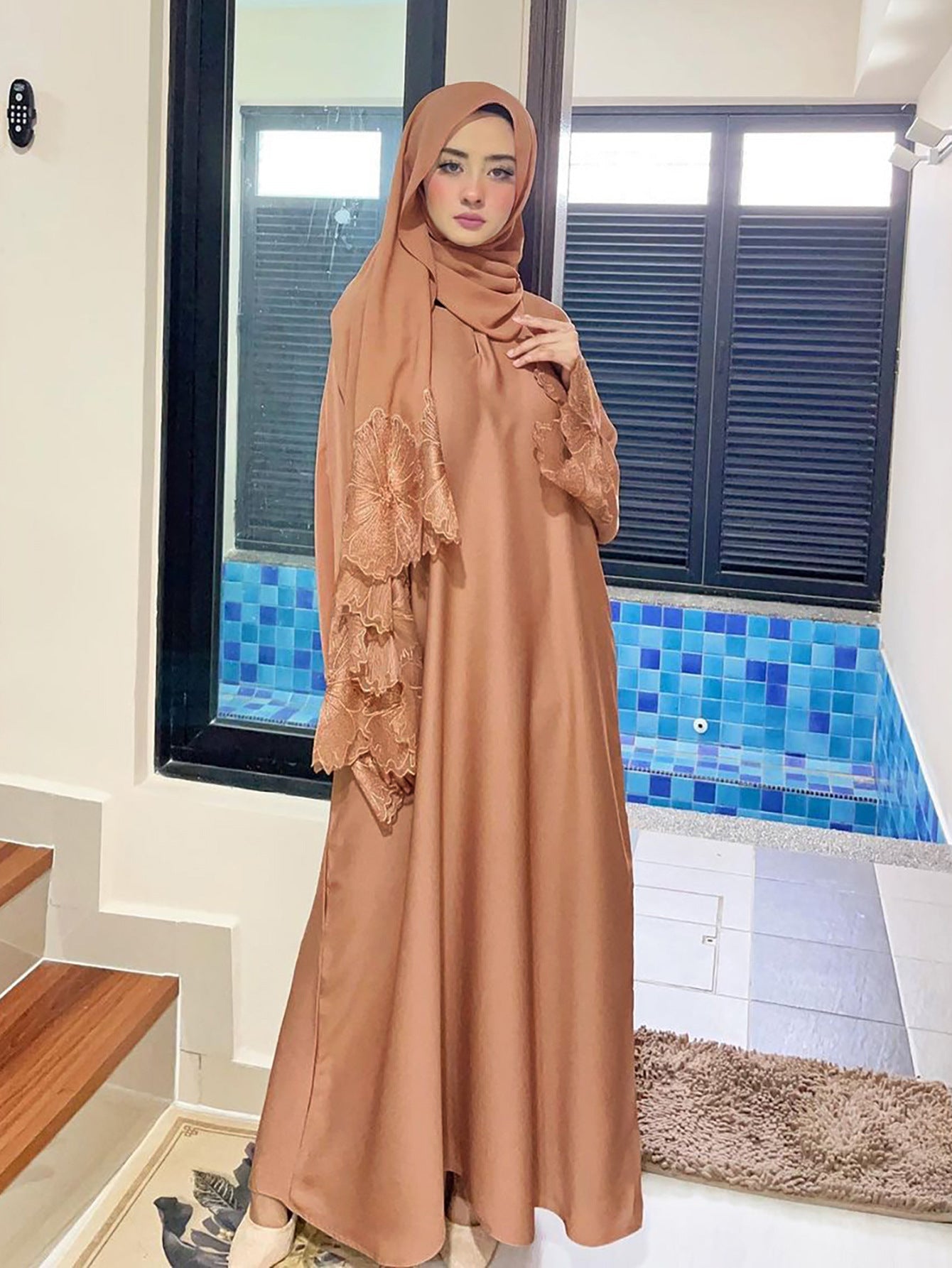 Damen Elegantes Maxi-Kleid mit floralem Spitzenbesatz ModeGeist