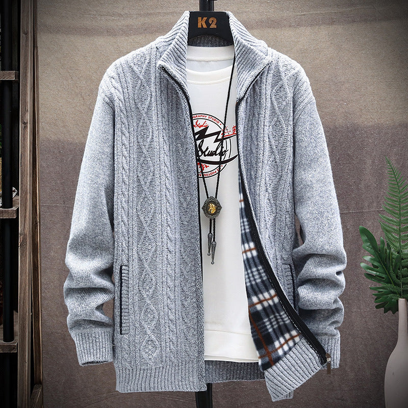 Herren Strickjacke mit Kunstlederdetails und hohem Kragen ModeGeist