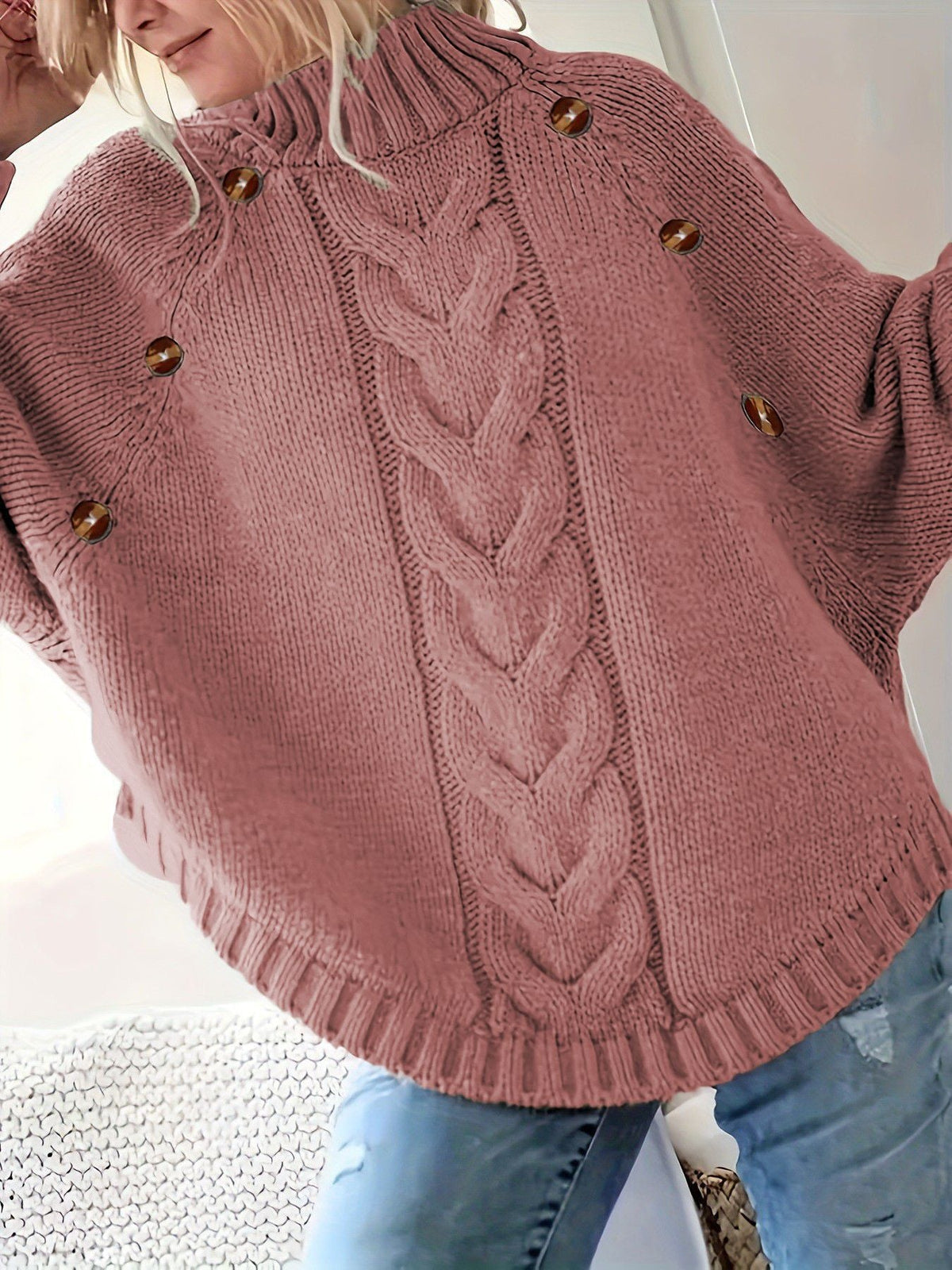 Damen Oversized Strickpullover mit Hochkragen und dekorativen Knopfdetails ModeGeist