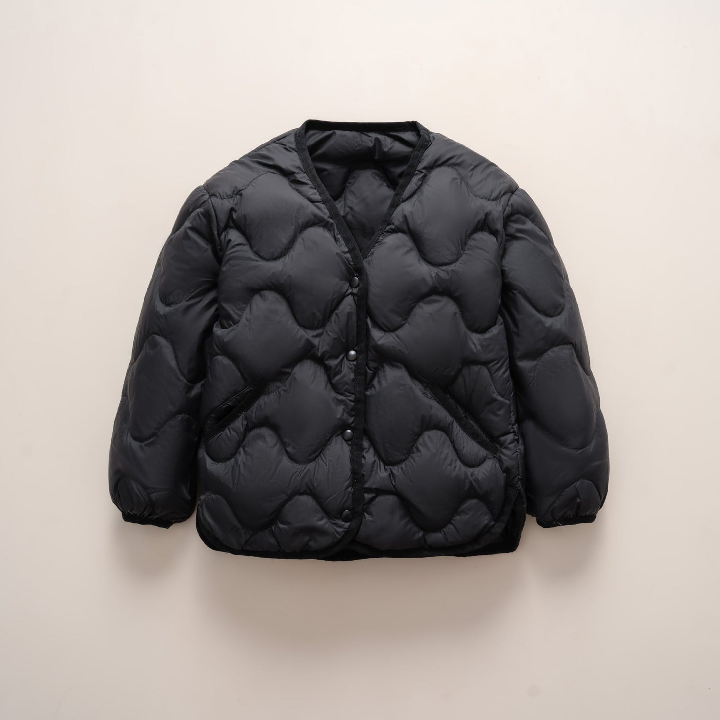Damen gesteppte Daunenjacke mit modernen Wellenmustern und praktischen Taschen ModeGeist