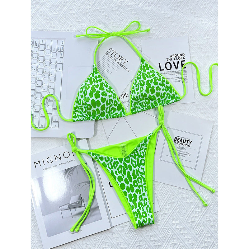 Moderner Damen-Bikini mit Dreieck-Oberteilen, verstellbaren Trägern und angesagtem Muster von MODEGEIST