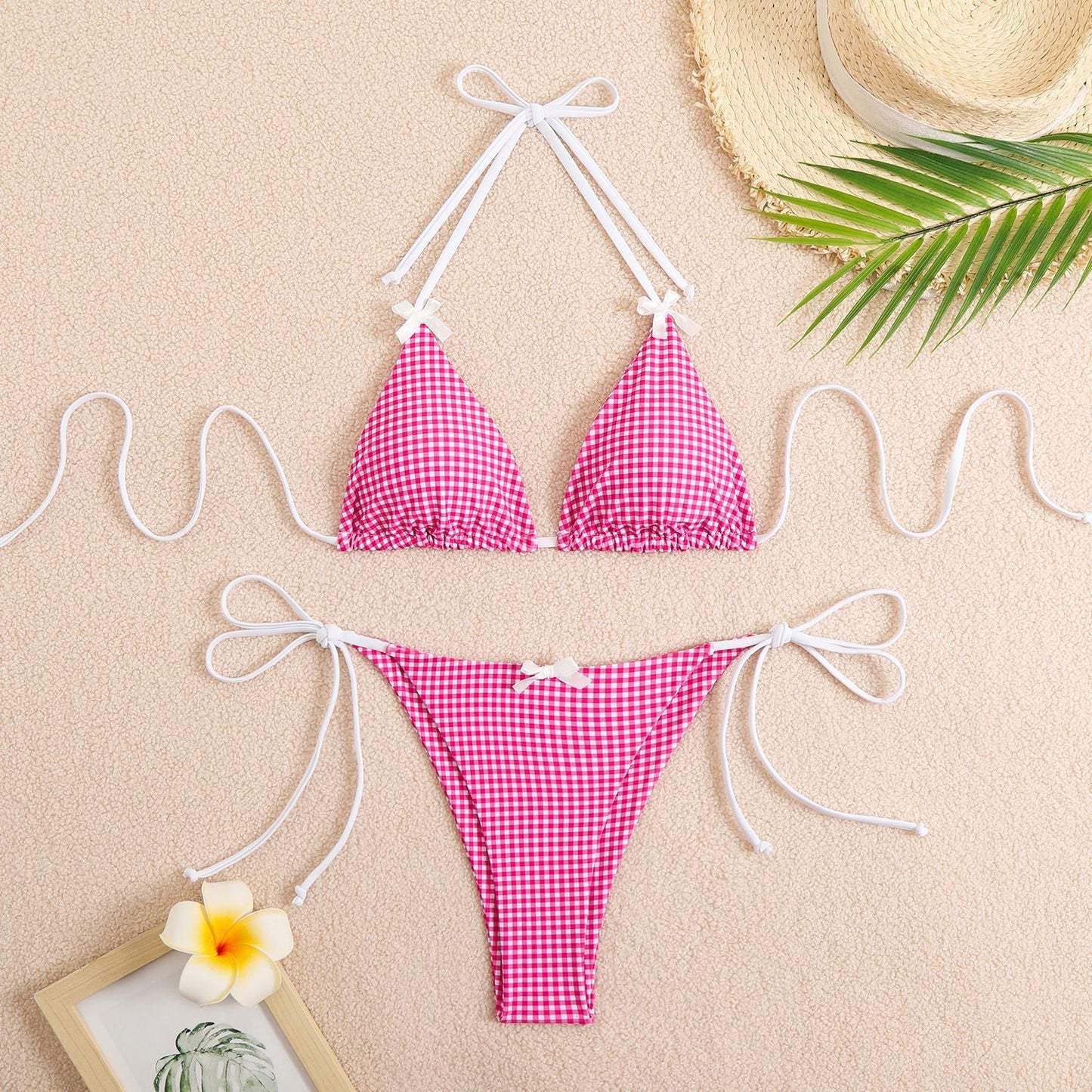 Moderner Damen Bikini mit Dreieck-Oberteilen, Karomuster und eleganten Bändern von MODEGEIST