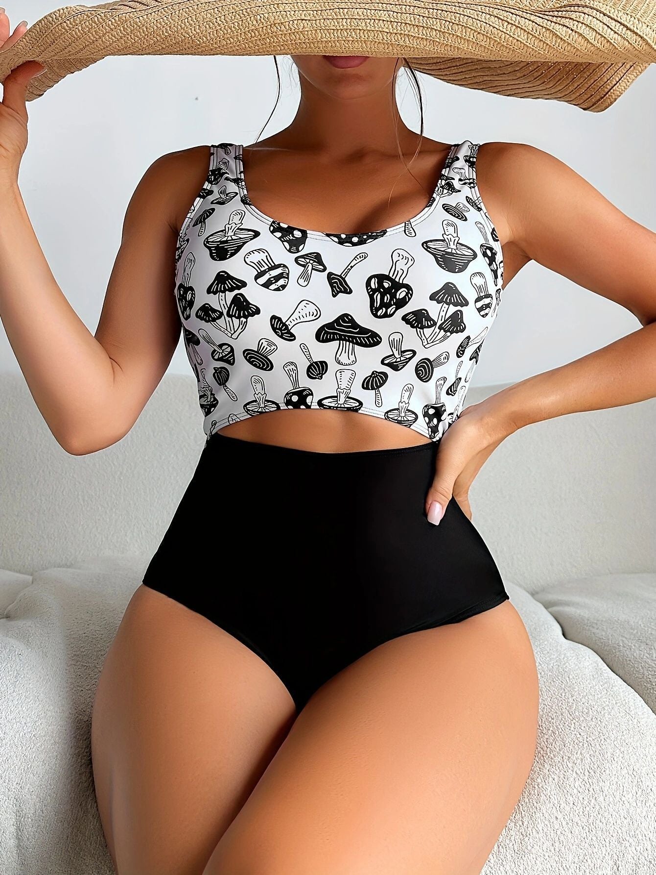 Moderner Damen-Bikini mit innovativem Crop-Top und hoch geschnittenen Höschen