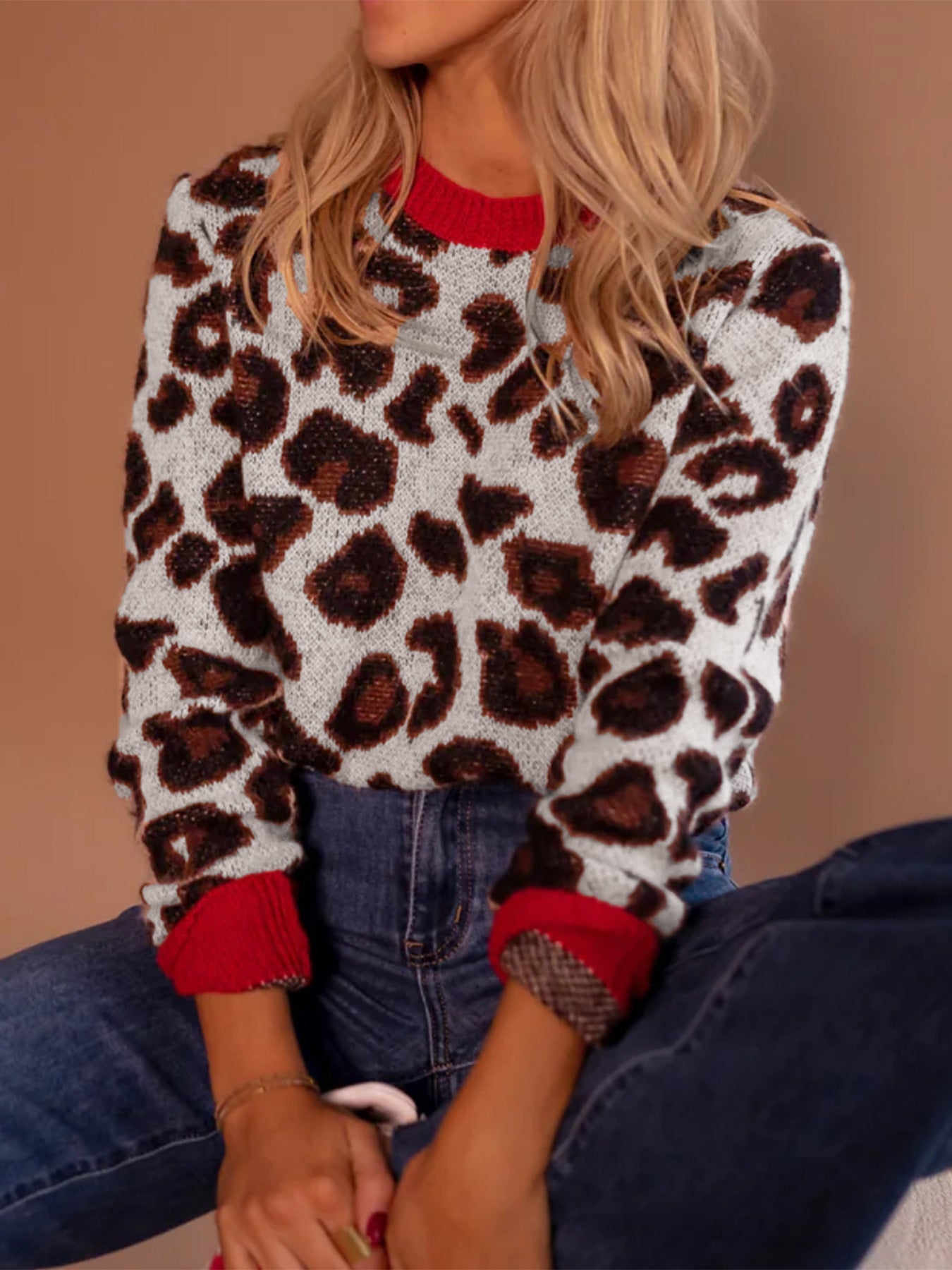 Damen modischer Pullover mit Leopardenmuster und kontrastierenden Bündchen ModeGeist