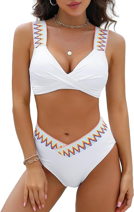 Modebewusster Damen-Bikini mit hohem Schnitt und verzierten Trägern
