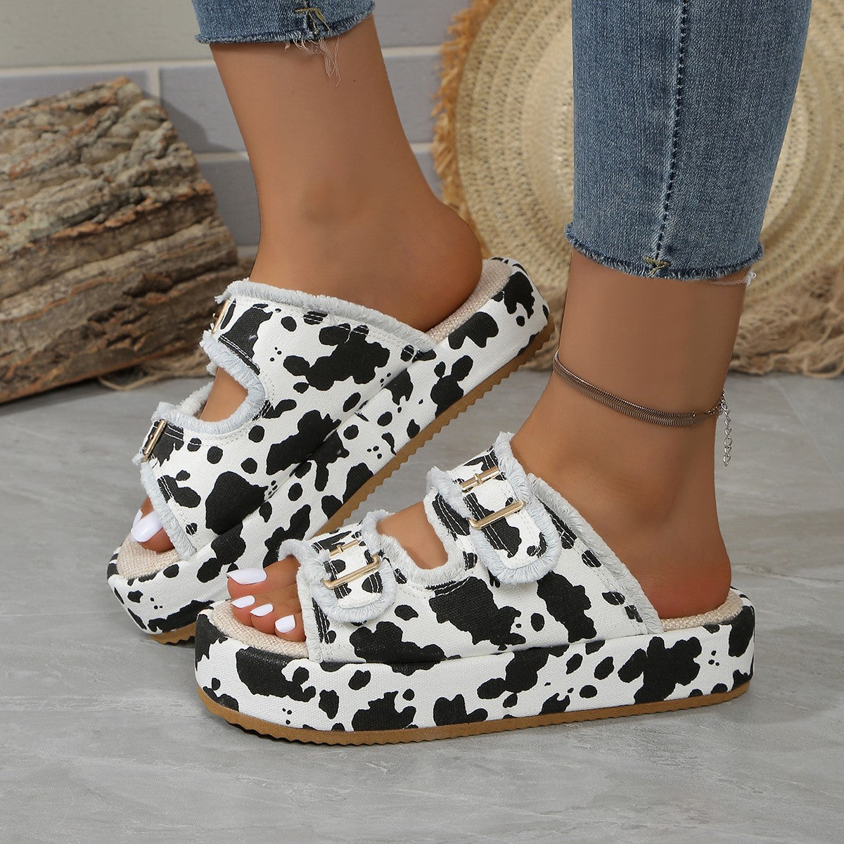 Modische Damen-Sandalen mit Kuhmuster und bequemer Sohle von MODEGEIST