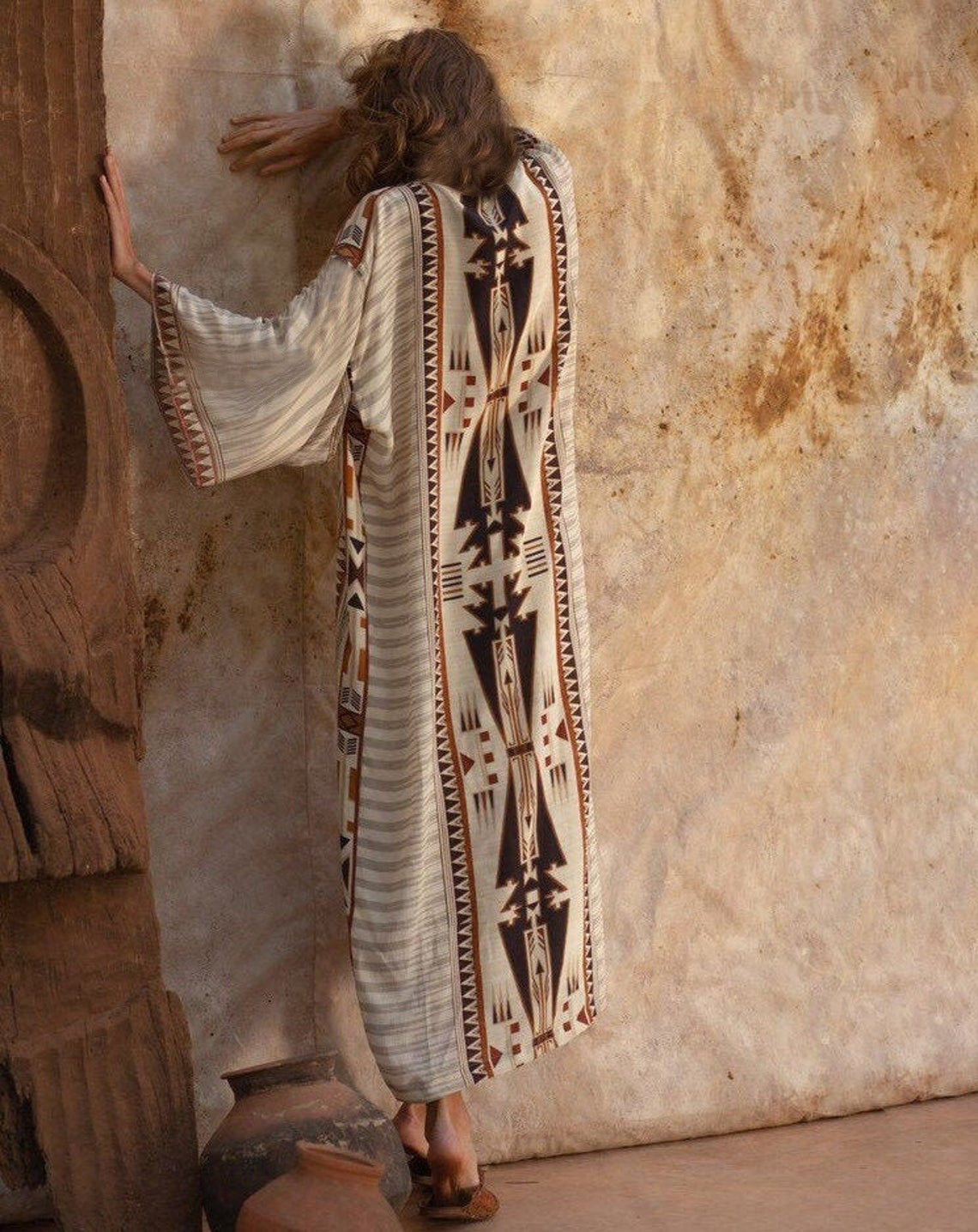 Eleganter Damen-Kaftan mit geometrischem Muster und fließendem Schnitt von MODEGEIST