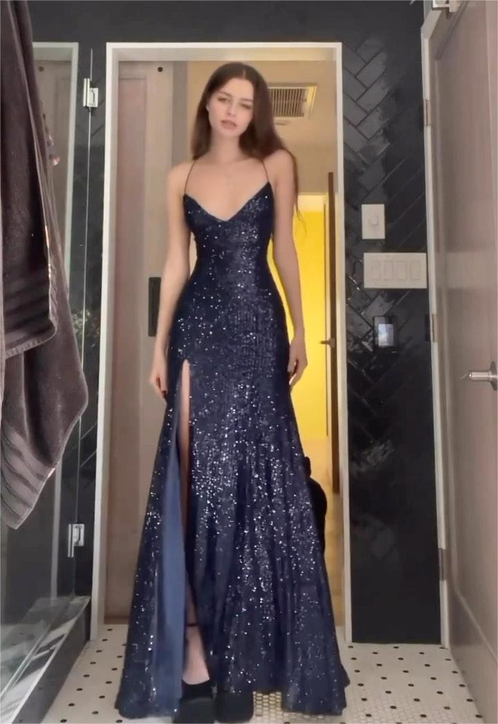 Damen Glamouröses Abendkleid mit funkelndem Paillettenbesatz und elegantem Schlitz ModeGeist