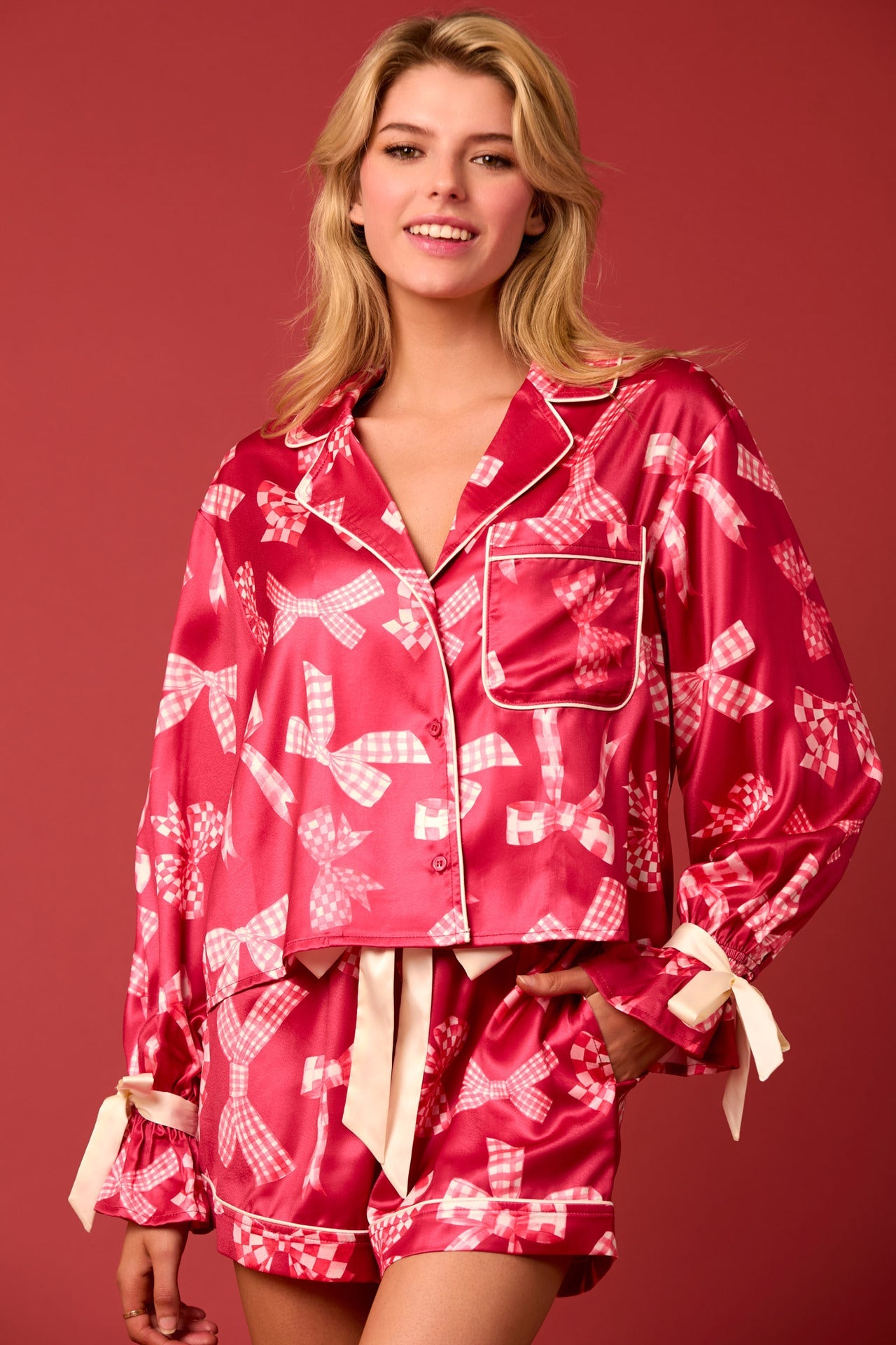 Damen Schlafanzug-Set mit festlichem Weihnachtsmotiv und eleganten Rüschendetails ModeGeist