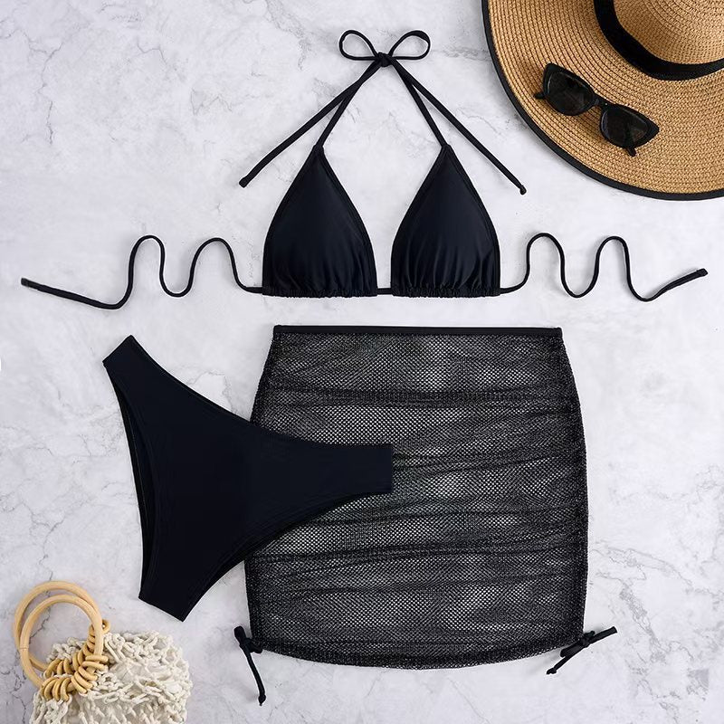 Modischer Damen-Bikini mit Dreieck-Oberteil, Netzrock und verstellbaren Trägern von MODEGEIST