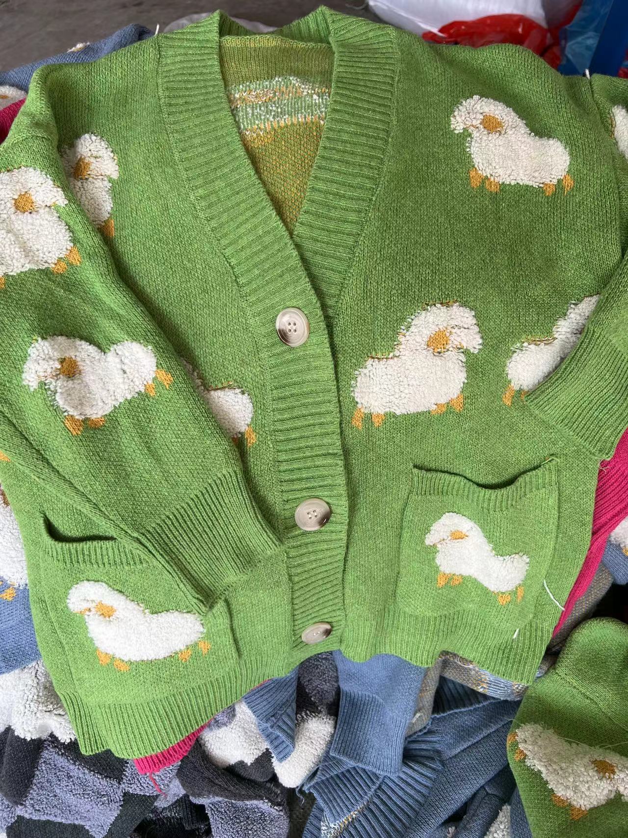 Damen Strickjacke mit verspieltem Schafmotiv und Taschen ModeGeist
