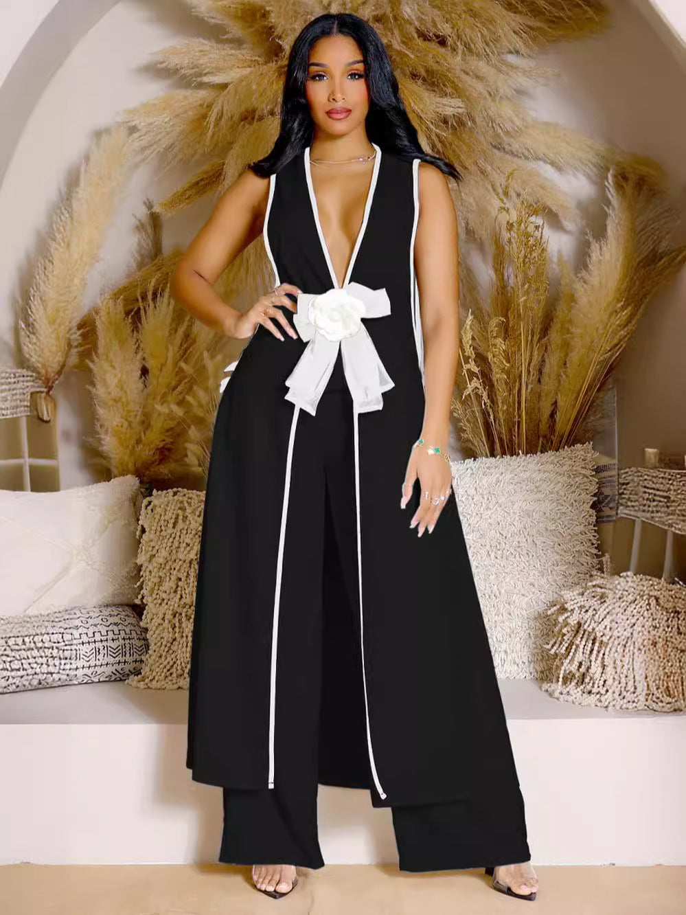 Eleganter Damen-Jumpsuit mit tiefem V-Ausschnitt und Seitenschlitz von MODEGEIST