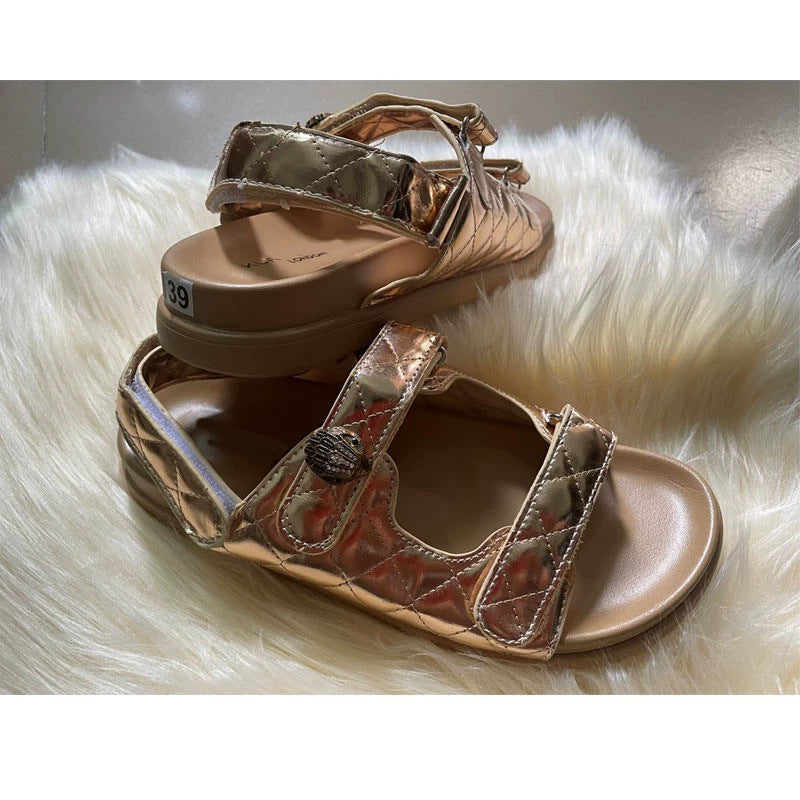 Modische Damen-Sandalen mit verstellbaren Riemen und glänzendem Finish