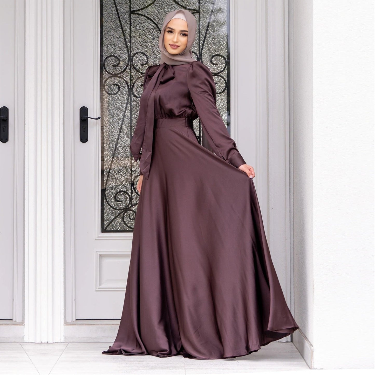 Damen Maxi-Kleid mit fließenden Ärmeln und elegantem Taillengürtel ModeGeist