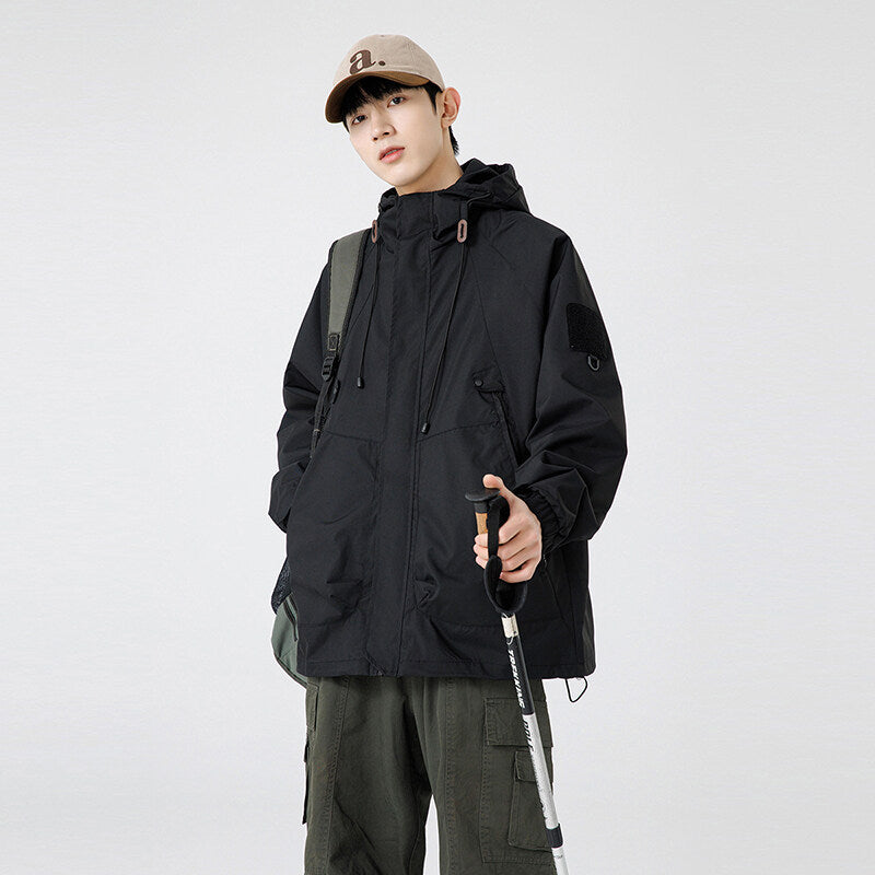 Herren Windbreaker-Jacke mit verstellbarem Kapuzenkragen und praktischen Taschen ModeGeist