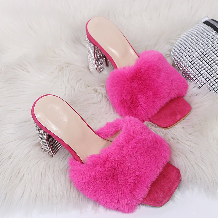 Damen Glamouröse Mules mit kuscheligem Kunstfell und glitzerndem Absatz ModeGeist