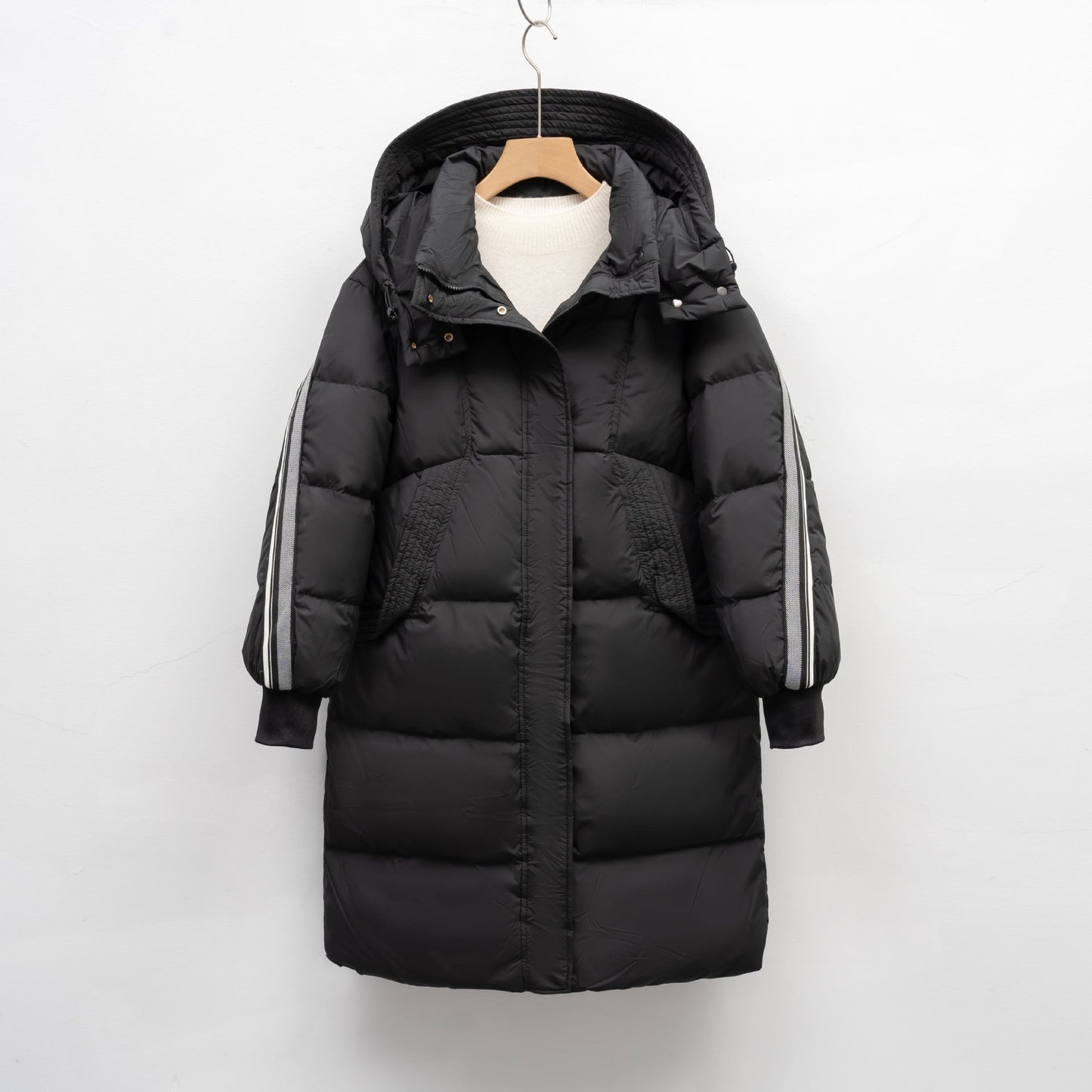 Damen Isolierter Wintermantel mit funktionalen Taschen und verstellbarer Kapuze ModeGeist