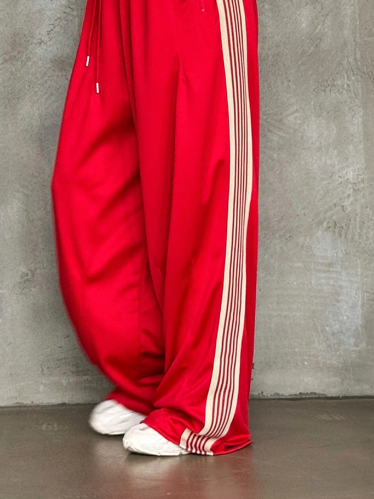 Damen weite Sporthose mit diagonalen Streifen ModeGeist