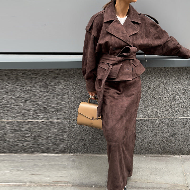 Damen modische Wildlederjacke mit passendem Rock im eleganten Set ModeGeist
