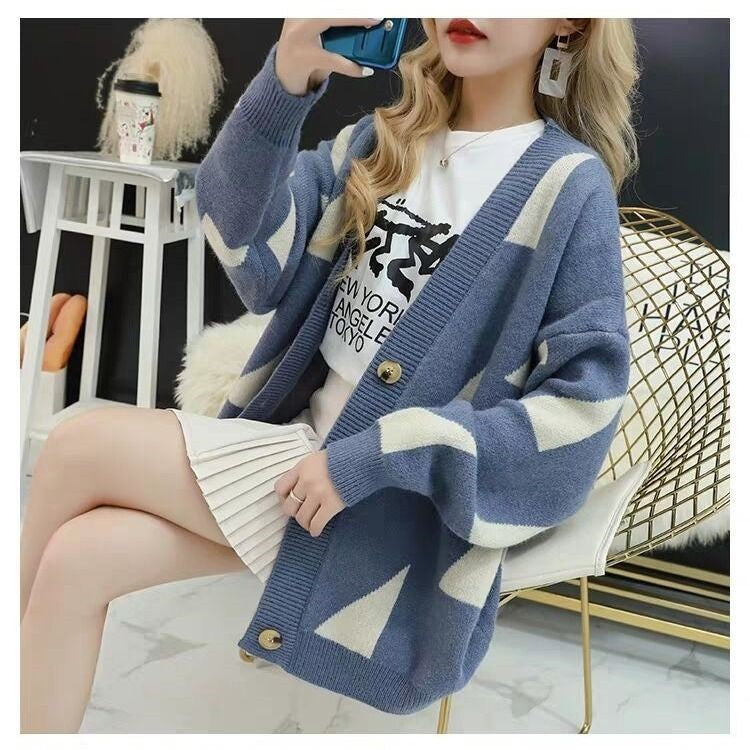 Damen lässige Strickjacke mit großflächigem Muster und praktischen Knopfdetails ModeGeist