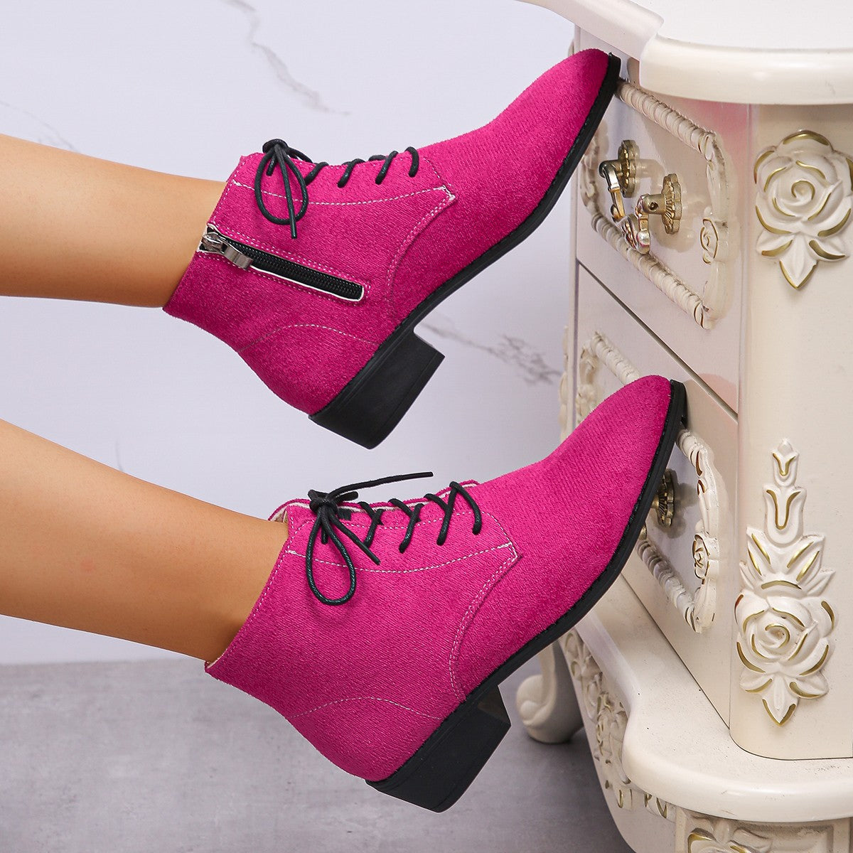Modische Damen-Stiefeletten mit seitlichem Zipper und Textil-Obermaterial von MODEGEIST