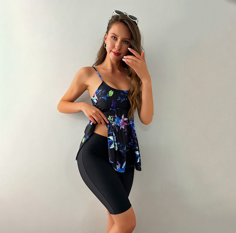 Sportlicher Damen-Bikini mit Blumenmuster und bequemen Shorts von MODEGEIST