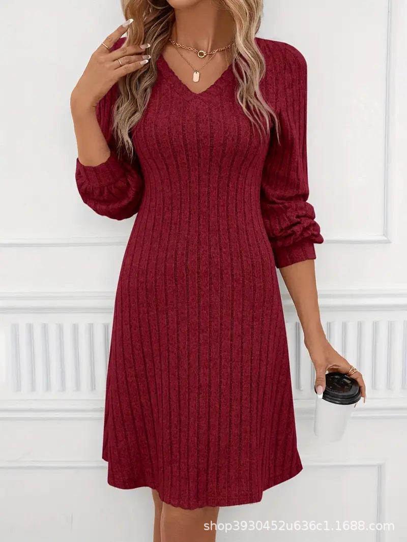 DamenStrickkleid mit V-Ausschnitt und Puffärmeln ModeGeist