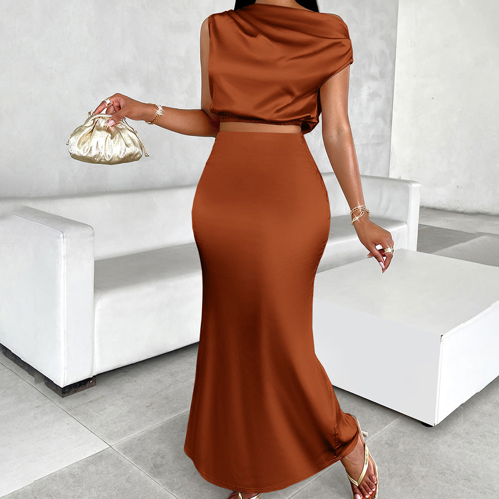 Elegantes Maxikleid aus Satin mit glänzendem Oberteil und taillierter Passform von MODEGEIST
